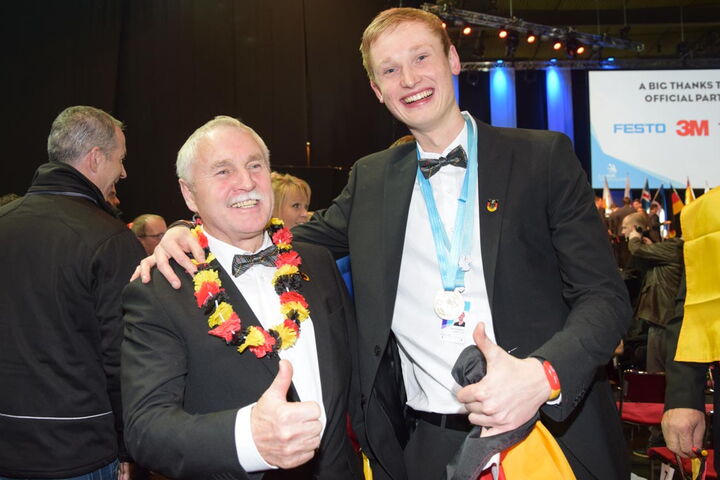 Straßenbauer René Weis eröffnen sich nach seiner Ausbildung am Bau ausgezeichnete Karrierechancen.